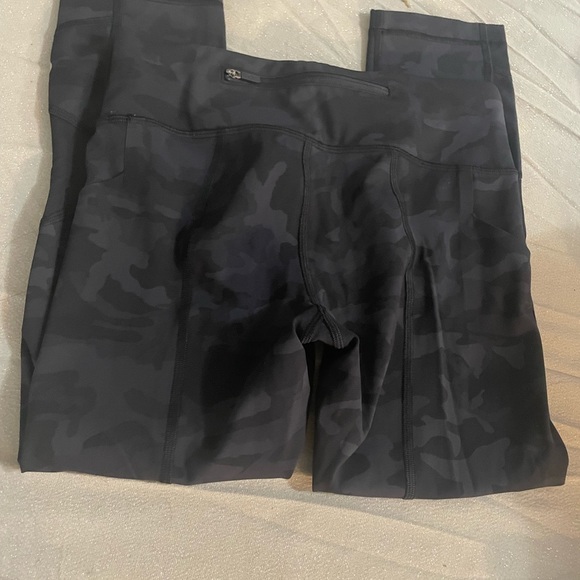 Lululemon Camo pace rival - Picture 3 of 5